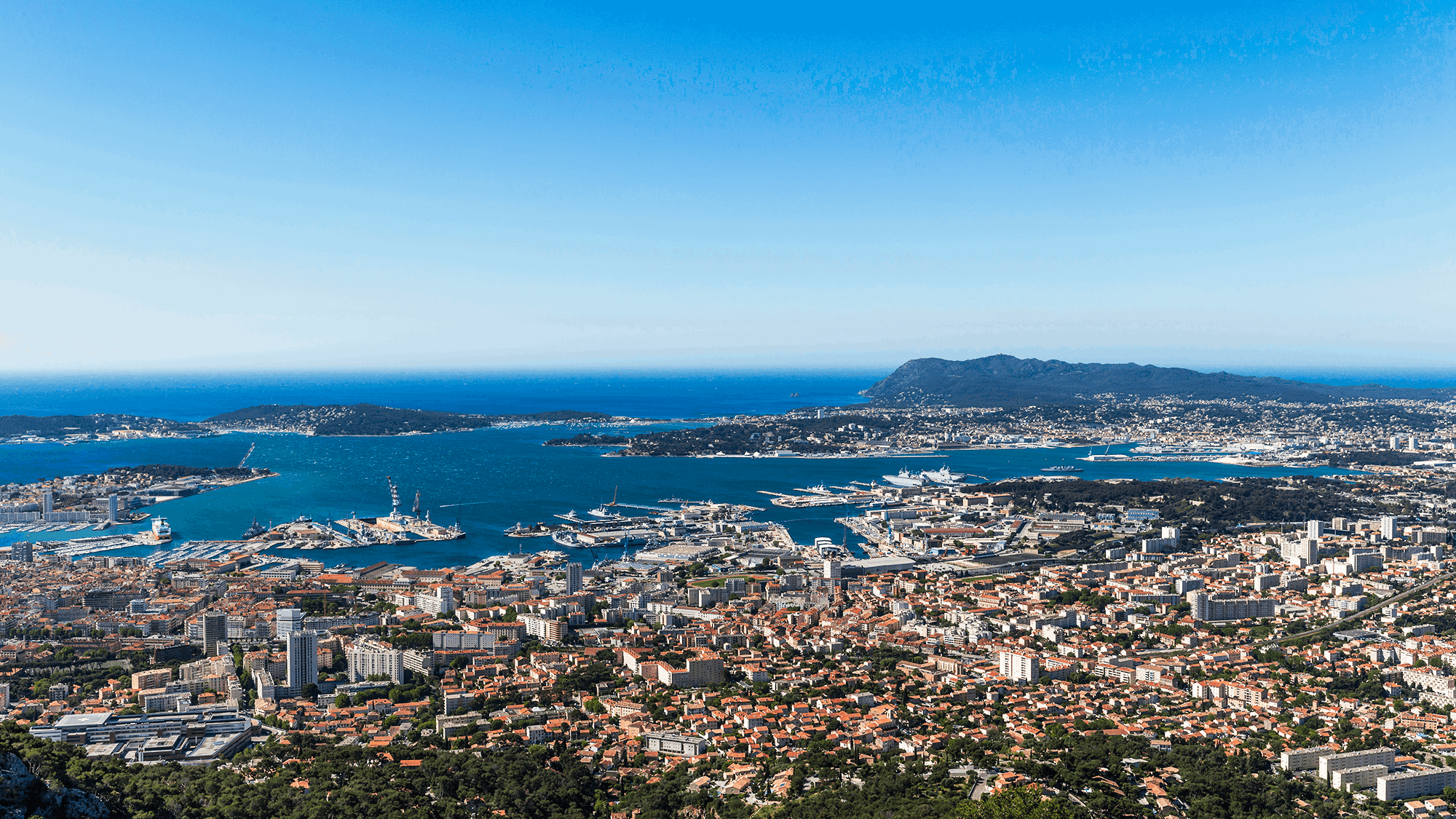 Bateau des Bateliers de la Rade dans la rade de Toulon